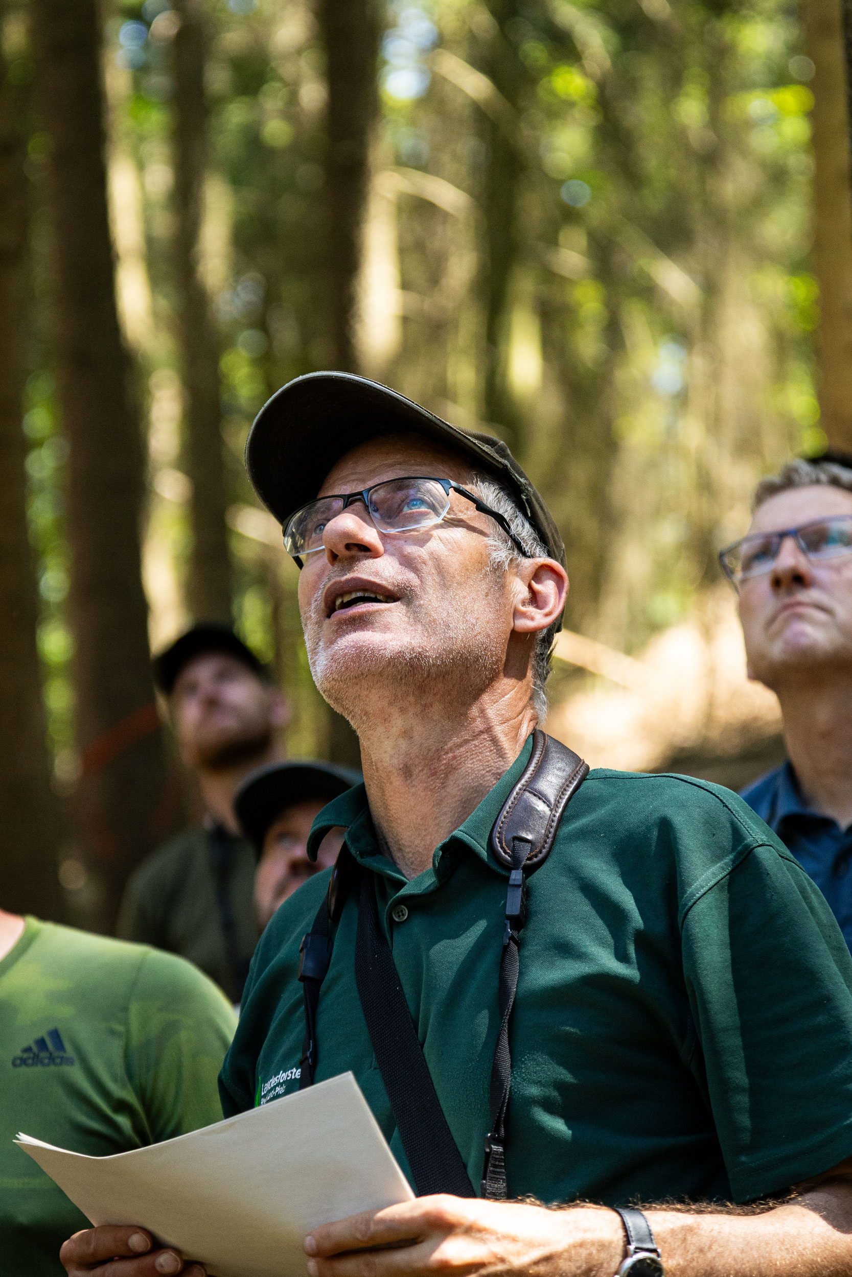 Friedrich Engels ist Referent in der Forschungsanstalt für Waldökologie und Forstwirtschaft (FAWF) in Trippstadt und ist im Bereich Waldmonitoring und Umweltvorsorge tätig. Er leitet bzw. koordiniert die Waldzustandserhebung (WZE). Jedes Jahr werden landesweit 3.648 Stichprobenbäume an 152 Aufnahmepunkten nach einem seit 1984 standardisierten Verfahren untersucht. Dabei wird insbesondere der Kronenzustand als Indikator für die Vitalität der Bäume bewertet. (Trippstadt)